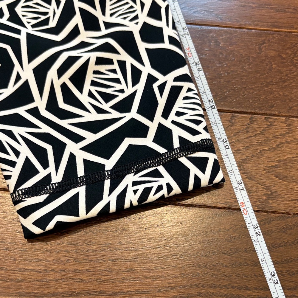 Lululemon Leggings Size 4 High Times Posey Black White Geometric Rose Print EUC - Picture 14 of 14
